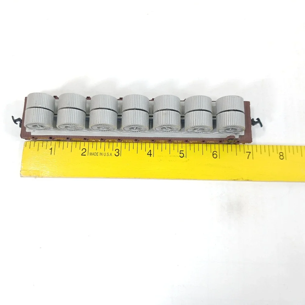 HO Scale Santa Fe ATSF 93302 Flat Car with 7 Cable Spool Loads Brown Railcar